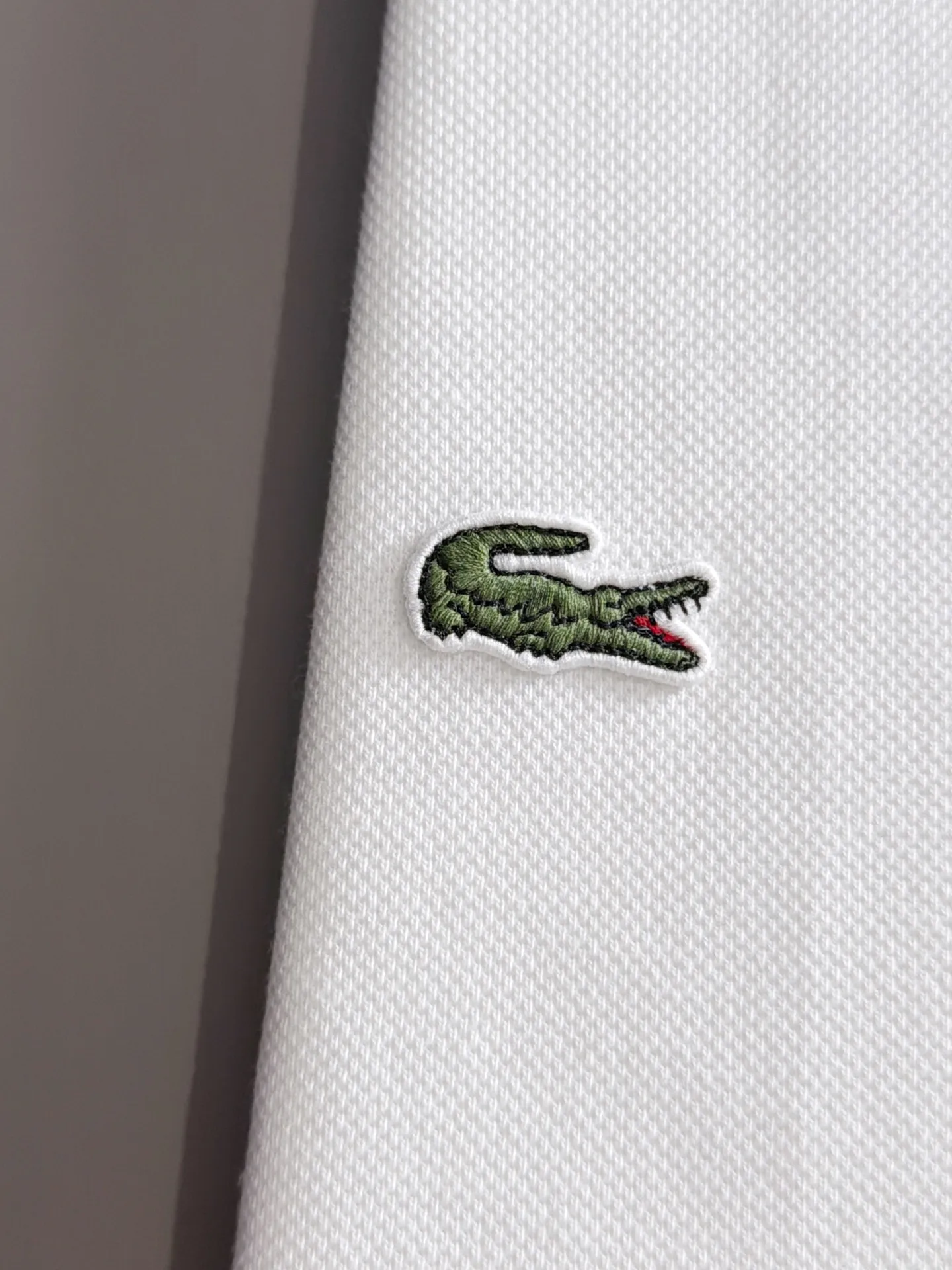 French Crocodile 2026 Spring and Summer Official Website Synchronization The Newest Arrival Style Classic Versatile Business Casual Polo Neck T-shirt Made of imported beaded cotton fabric, comfortable and breathable, with delicate texture and super soft skin-friendly touch! Lapel design, absolutely crisp and handsome fit! The sewing process with this density is absolutely meticulous in handling details! Skin-friendly and smooth to the touch, it is a perfect combination of comfort and breathability! The fabric properties are all excellent! Full of high-end feel! Simple and elegant design, Versatile is extremely wearable! All three standards! It is highly recommended to buy it, and you will never see a style like this outside! On sale on the official website! Size:M-2XL​
